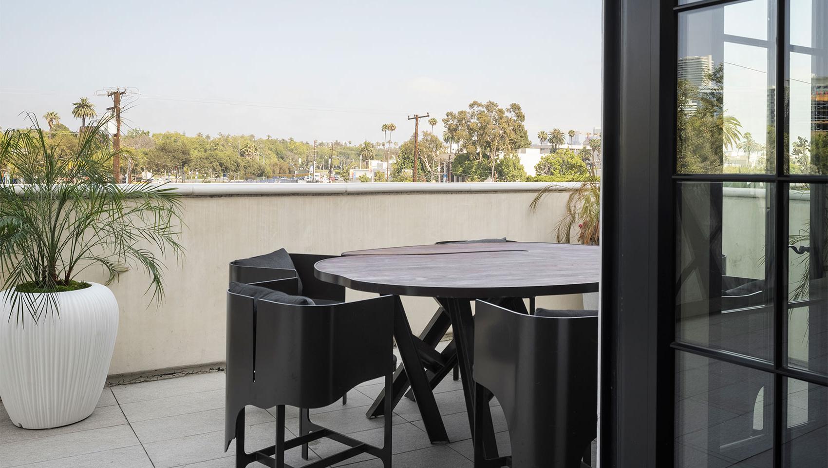 金普顿La皮尔好莱坞顶层露台和桌子