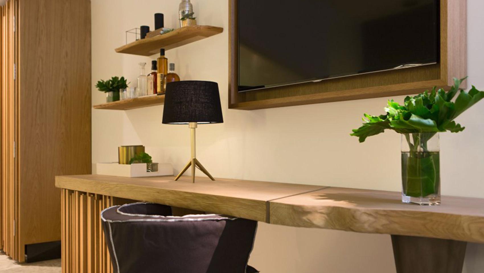 kimpton los angeles la peer hotel room desk